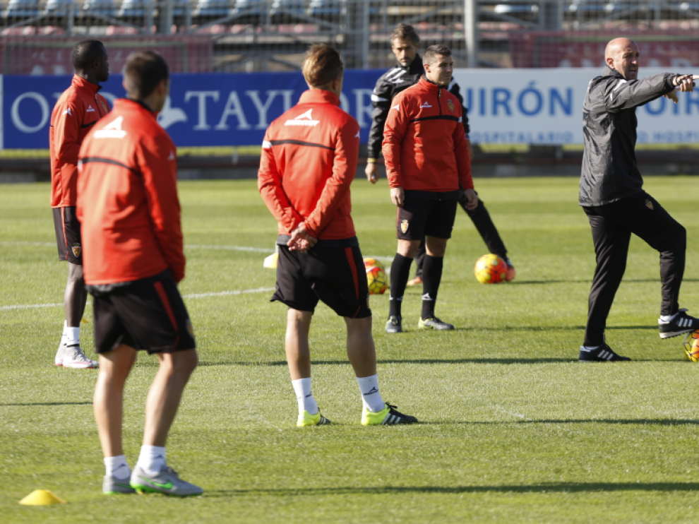 Popovic da órdenes a sus jugadores en el entrenamiento del miércoles