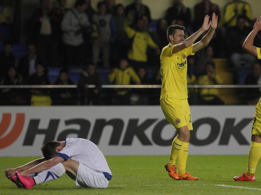 Los jugadores del Villarreal celebran uno de sus goles