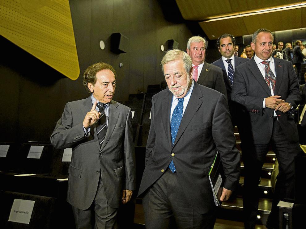 El número dos de Hacienda, Antonio Beteta (derecha), ayer a su llegada al foro ADEA.