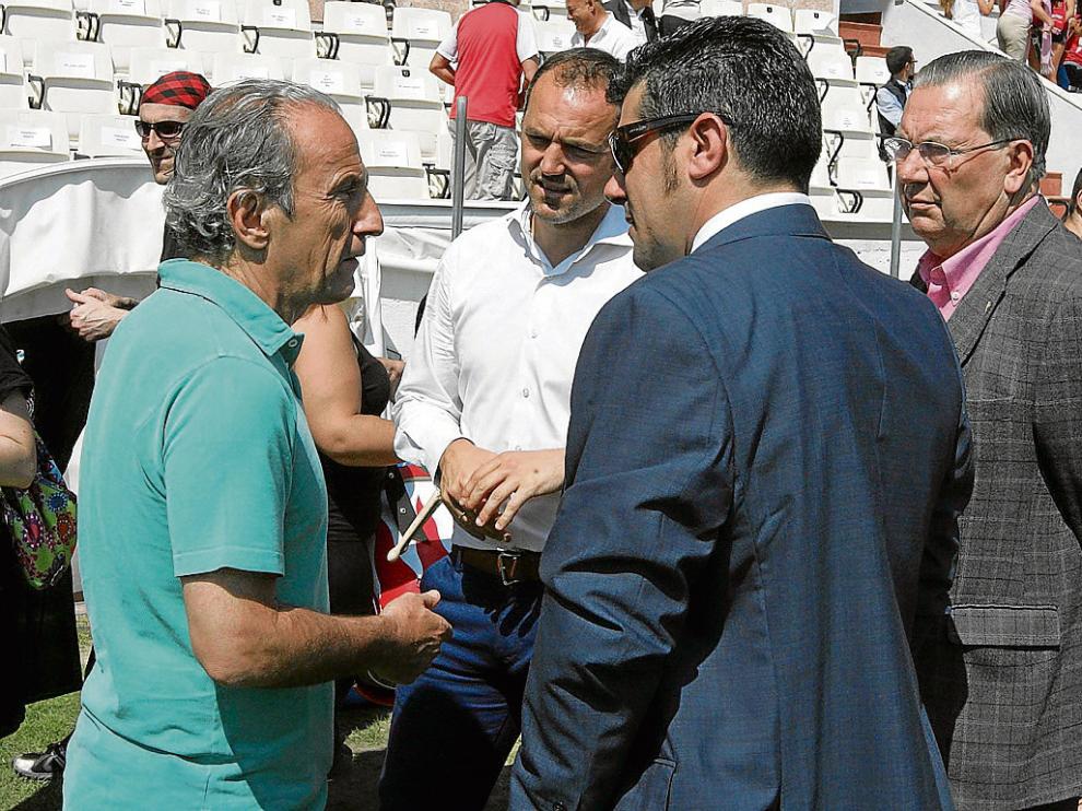 José Antonio Martín Otín, 'Petón', charla con el presidente del Huesca, Fernando Losfablos.