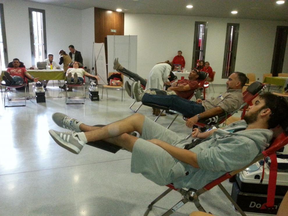 Voluntarios donando sangre esta mañana en el salón de plenos del ayuntamiento de Binéfar.