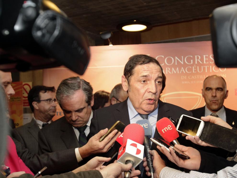 El consejero de Sanidad de Castilla y León, Antonio María Sáez Aguado, atendiendo a los medios este jueves en Soria.