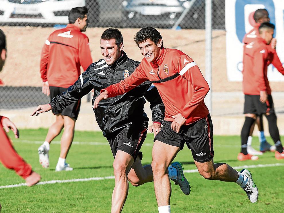 Bertrán, sonriente junto a Vallejo, en un ejercicio del entrenamiento de ayer.