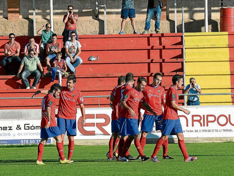 Los jugadores del Teruel celebran un gol.