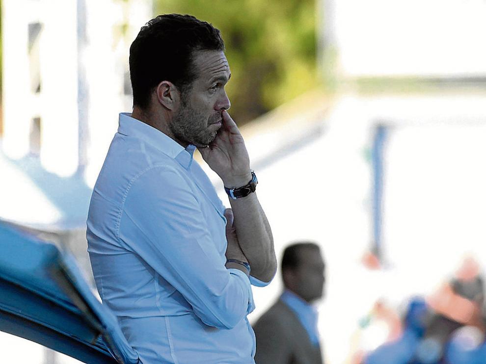 Un Tevenet de gesto serio contempla desde el banquillo el partido contra el Elche.