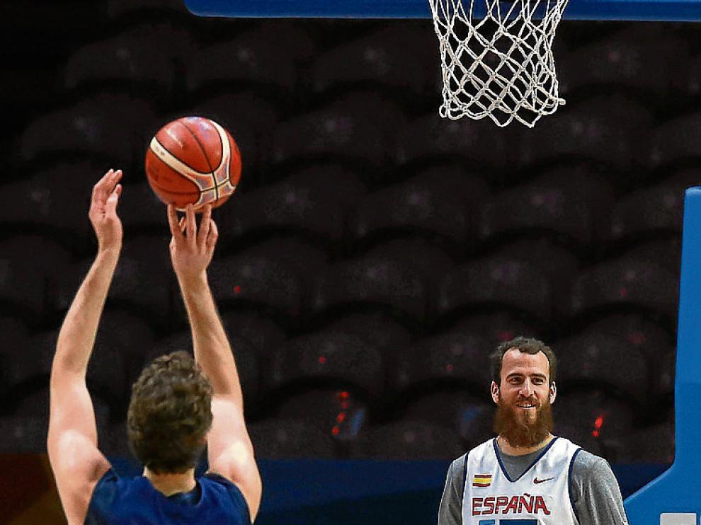 Gasol (de espaldas) y Chacho Rodríguez, ayer en Lille.