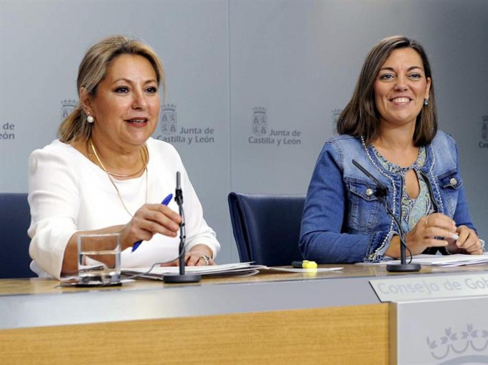 La vicepresidenta y portavoz de la Junta de Castilla y León, Rosa Valdeón, junto a la consejera de Agricultura y Ganadería, Milagros Marcos Ortega, (d).