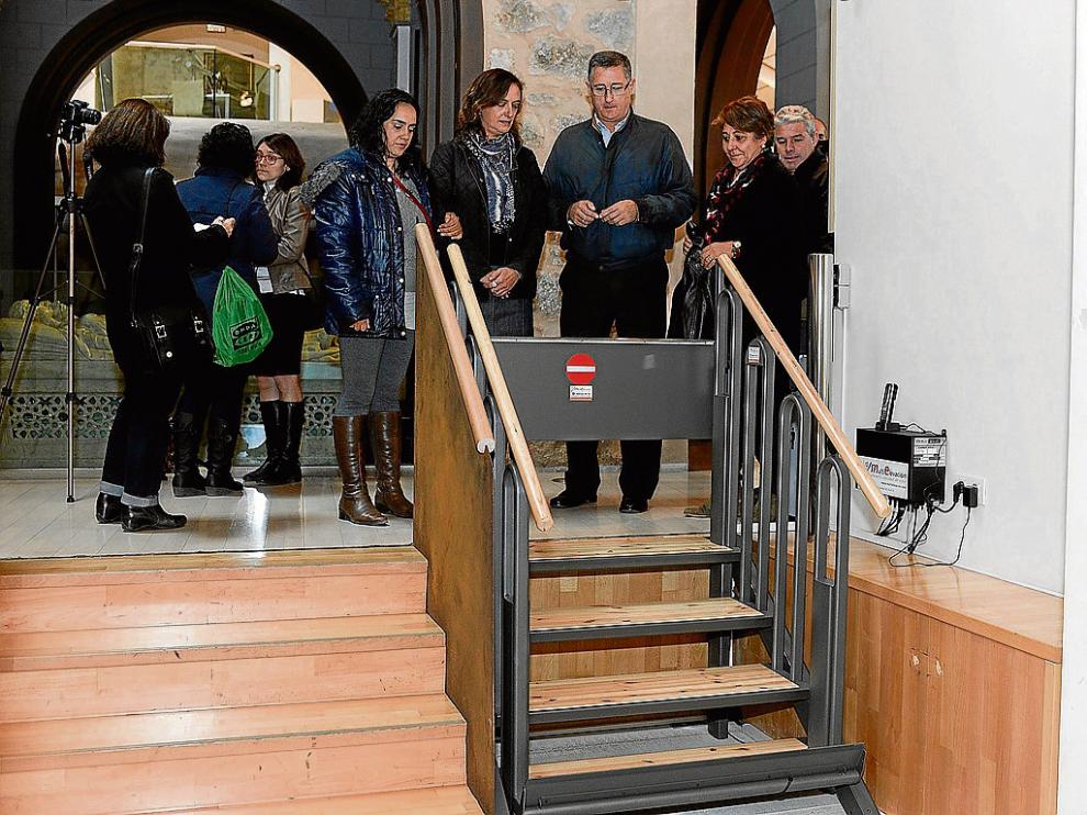 Los escalones que se aprecian en la foto se transforman en plataforma móvil.