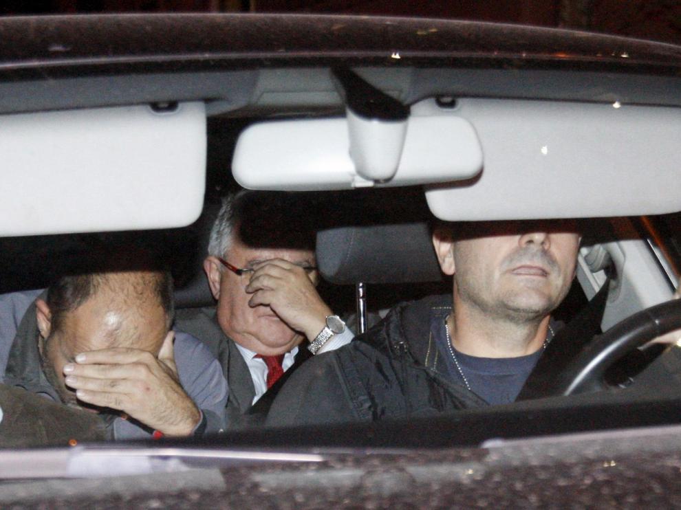 Andreu Viloca se tapa la cara en un vehículo policial.