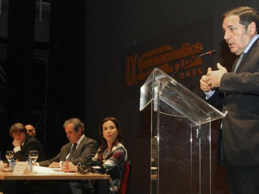 El consejero de Sanidad de la Junta de Castilla y León, Antonio Sáez, durante su intervención en el IX Congreso Farmacéutico de Castilla y León, celebrado este jueves en Soria.