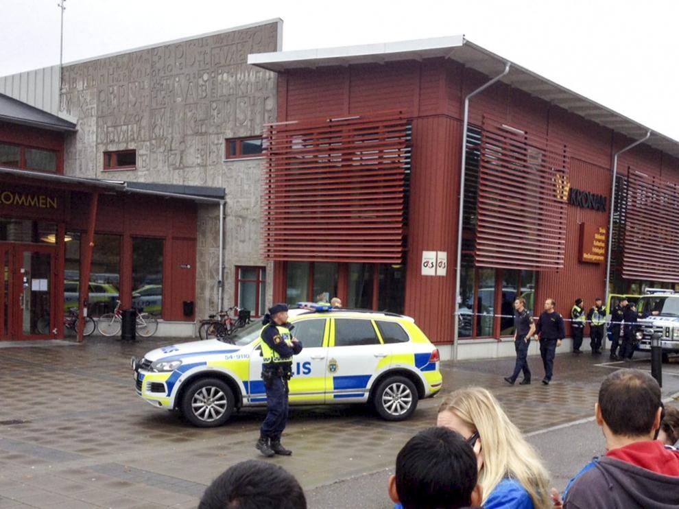 La policía sueca acordona el colegio Kronan en Trollhaettan.
