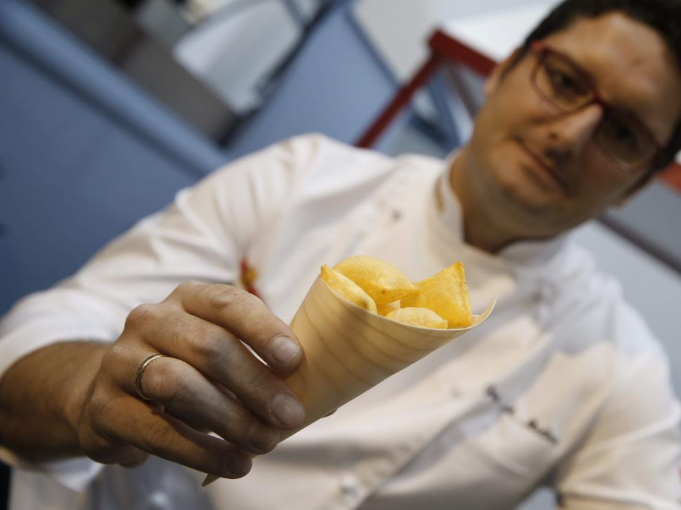 Juan Antonio Medina, chef de Zalacaín, muestra su tapa 'Patatas soufflé' en la presentación de un evento gastronómico.