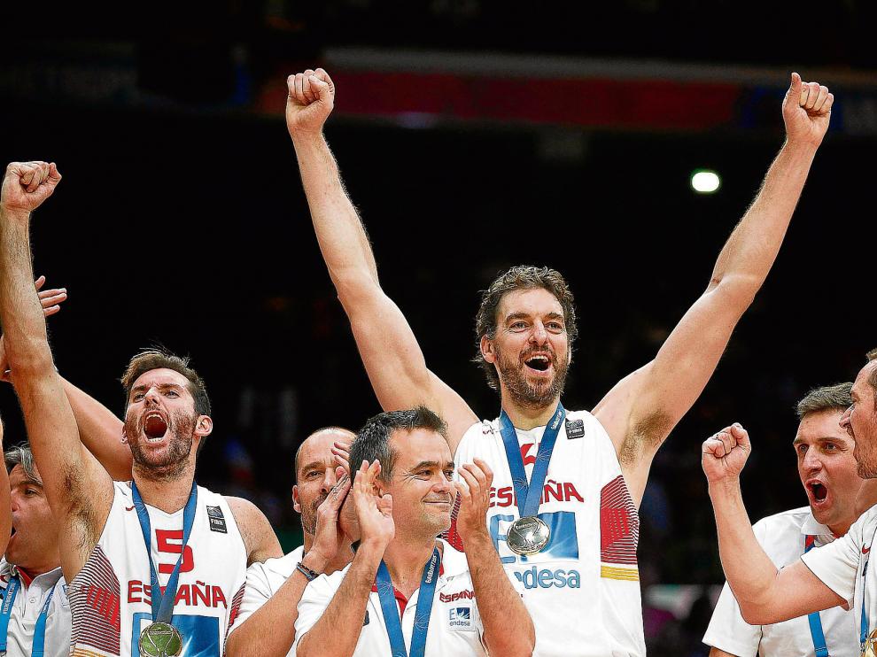 Los integrantes de la selección, con Rudy Fernández y Pau Gasol al mando, celebran el oro conquistado en Lille.