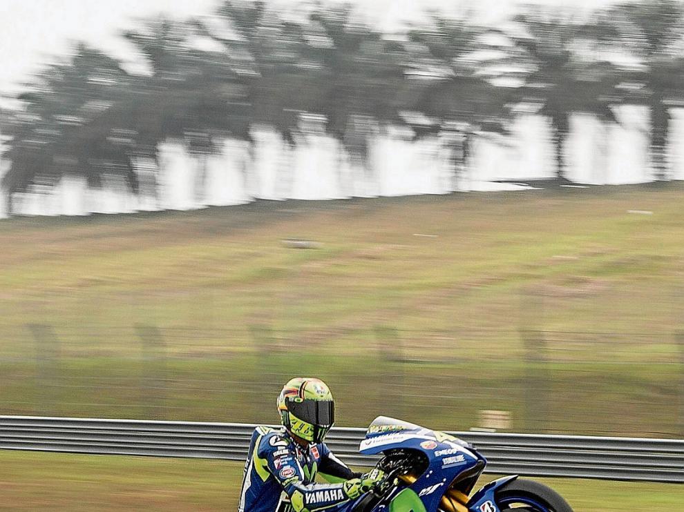 Valentino Rossi hace un caballito en los entrenamientos de ayer en Sepang.