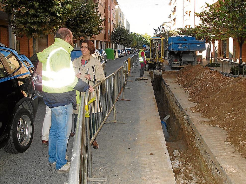 La concejala Emma Buj, junto a las obras en la calle Luis Buñuel.