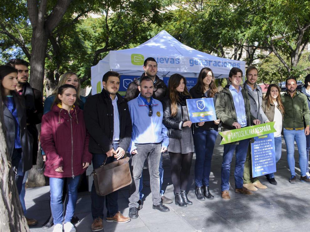 Representantes de Nuevas Generaciones del PP, en la presentación de la campaña #DamoslacaraxEspaña en la plaza de San Francisco de Zaragoza.
