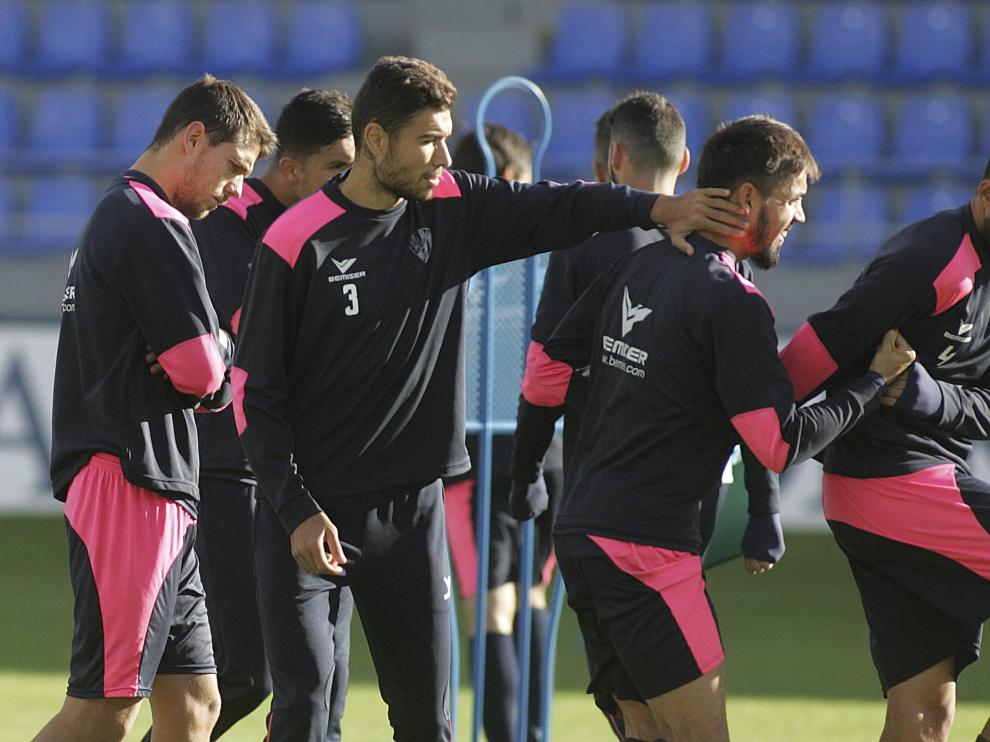 Los jugadores de la SD Huesca, durante un entrenamiento