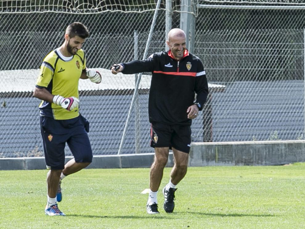 Álvaro Ratón bromea con Popovic en un entrenamiento del primer equipo