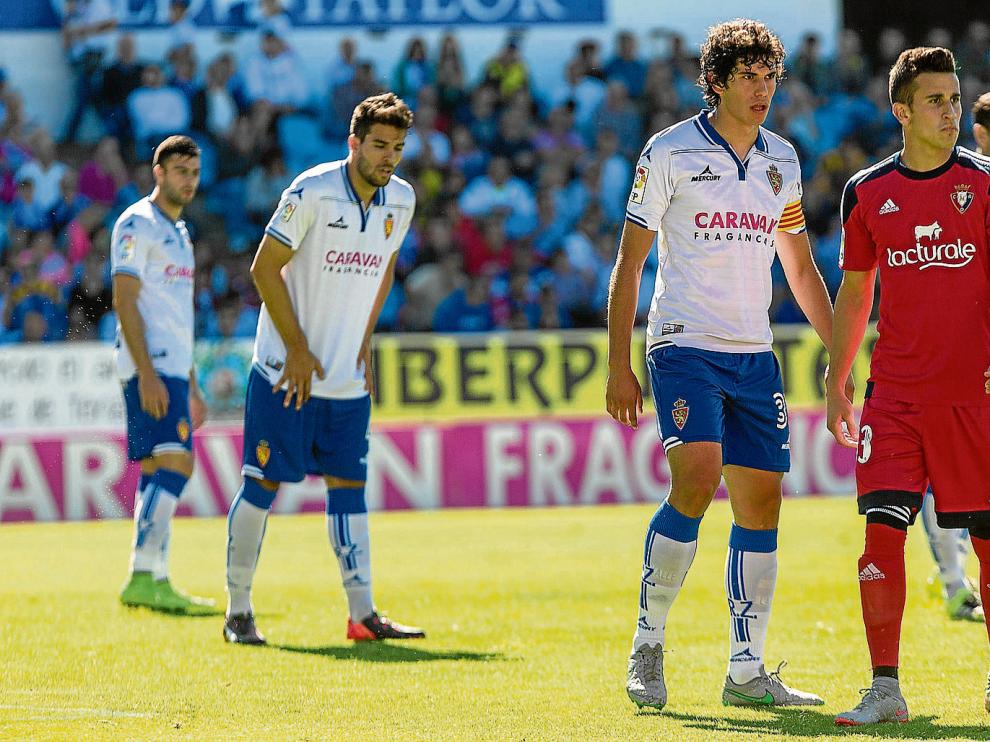 Imagen del partido contra Osasuna: Vallejo, en primer término, con Cabrera guardándole la espalda.