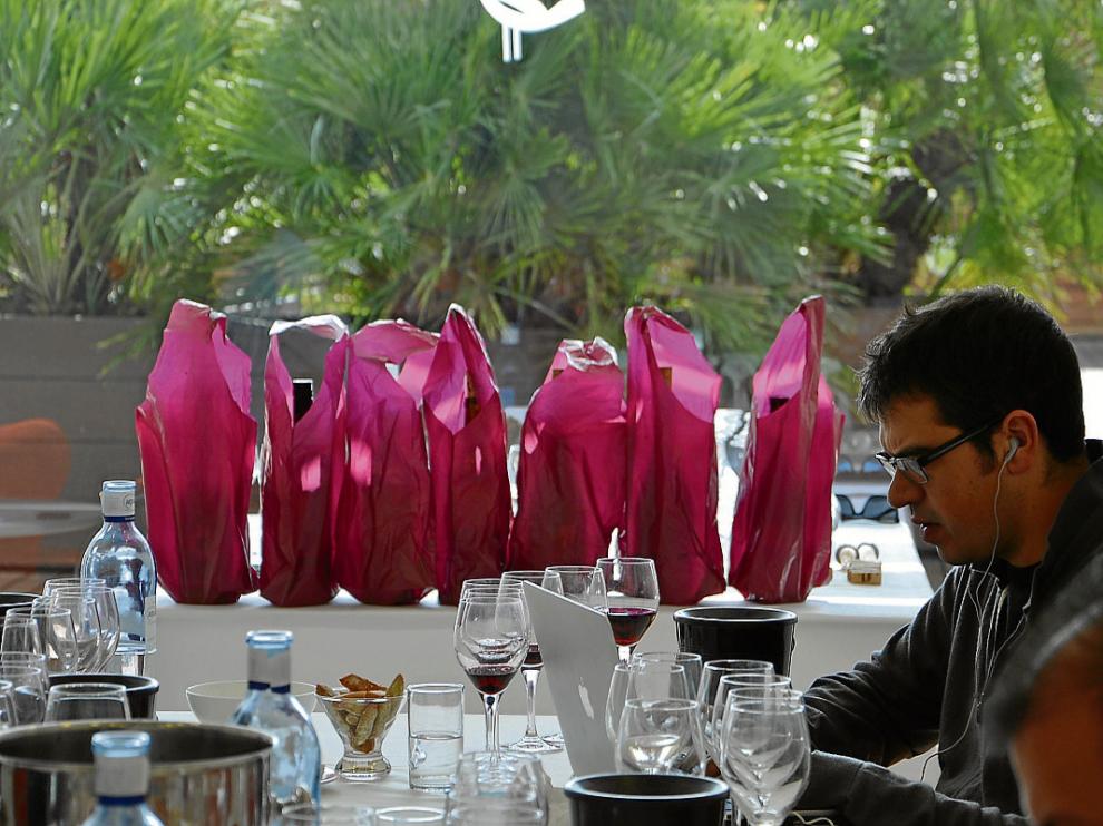 Ferran Centelles, durante la cata en el hotel Hiberus. Al fondo, las botellas tapadas.