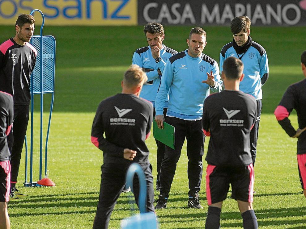 Tevenet, acompañado de su cuerpo técnico, dando ayer instrucciones a sus jugadores antes de iniciar el entrenamiento en El Alcoraz.