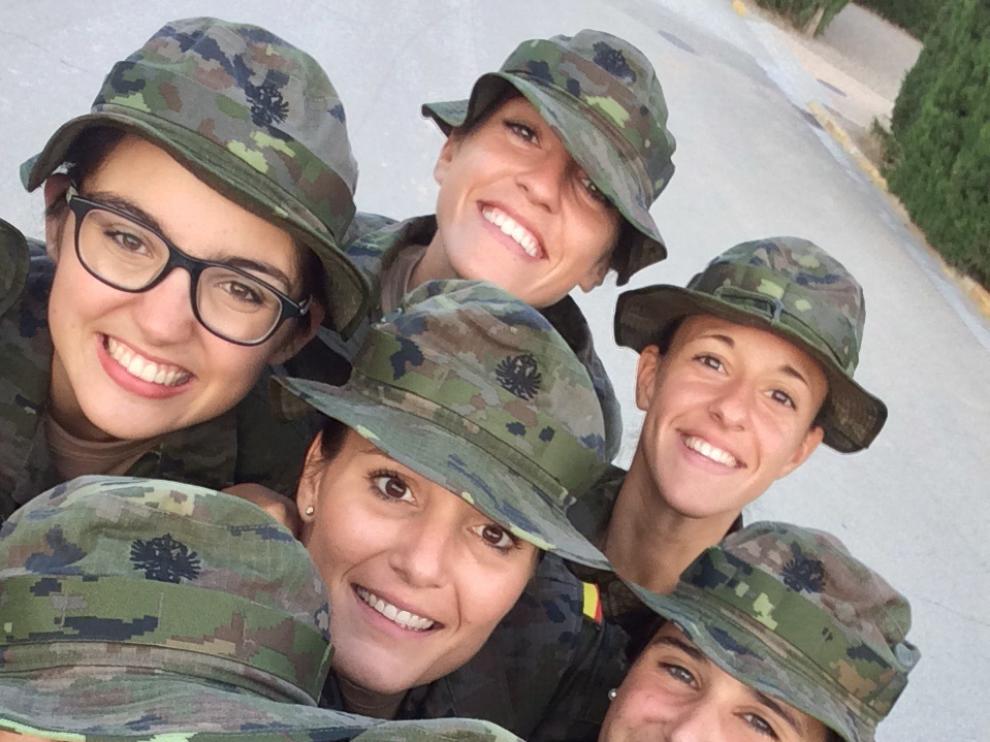 Patricia Lara, a la izquierda arriba, junto a las compañeras de promoción.