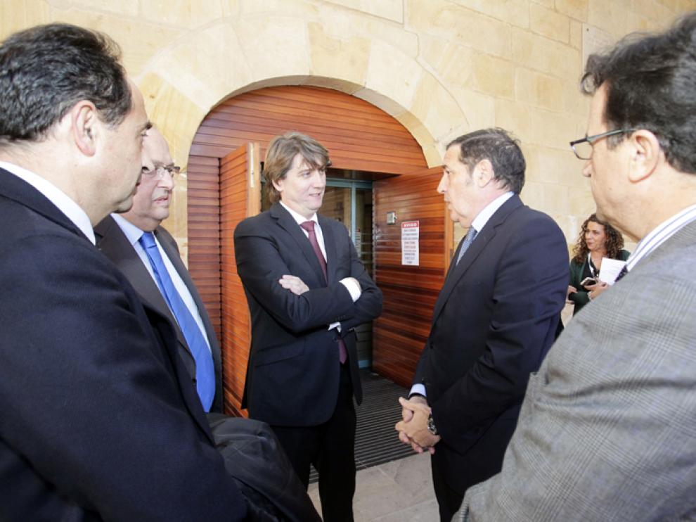 En el centro de la imagen, el alcalde de Soria, Carlos Martínez (i), junto al consejero de Sanidad, Antonio María Sáez Aguado.