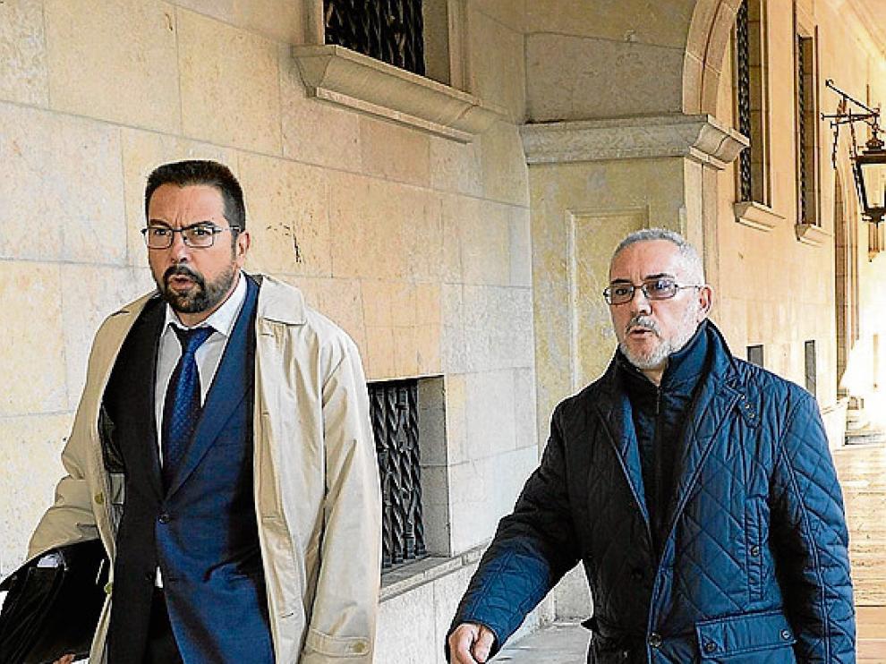 Enrique G. dcha. junto a su defensor.