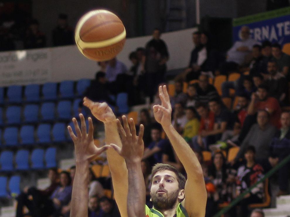 Un momento del partido entre el Planasa y el Peñas Huesca.