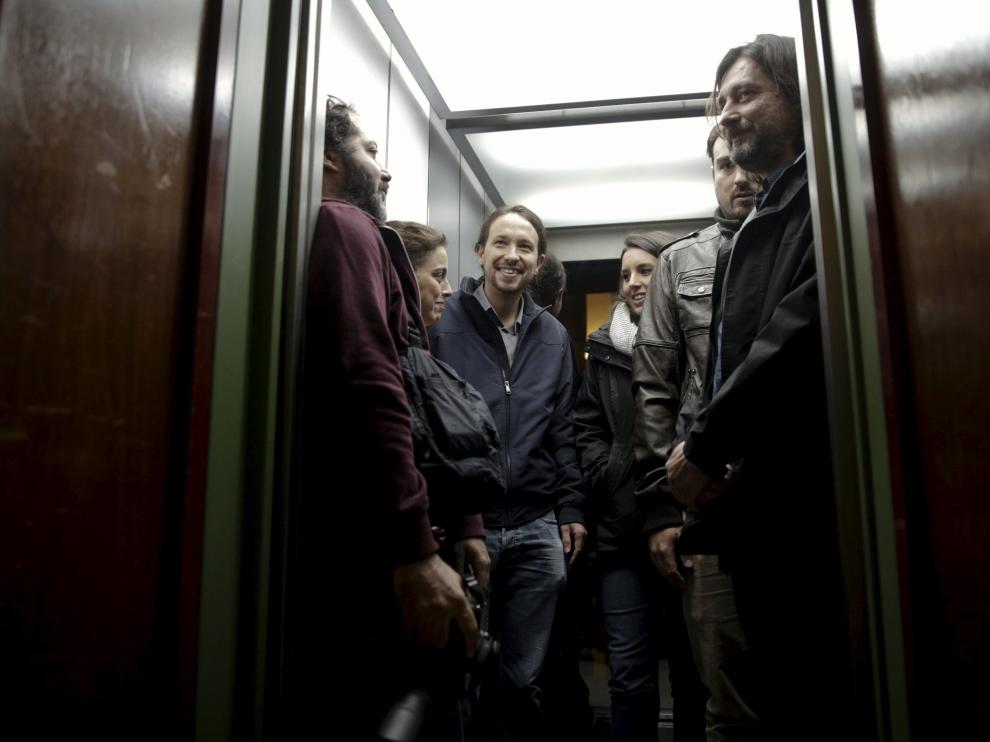 El líder de Podemos en un ascensor junto a sus compañeros de partido