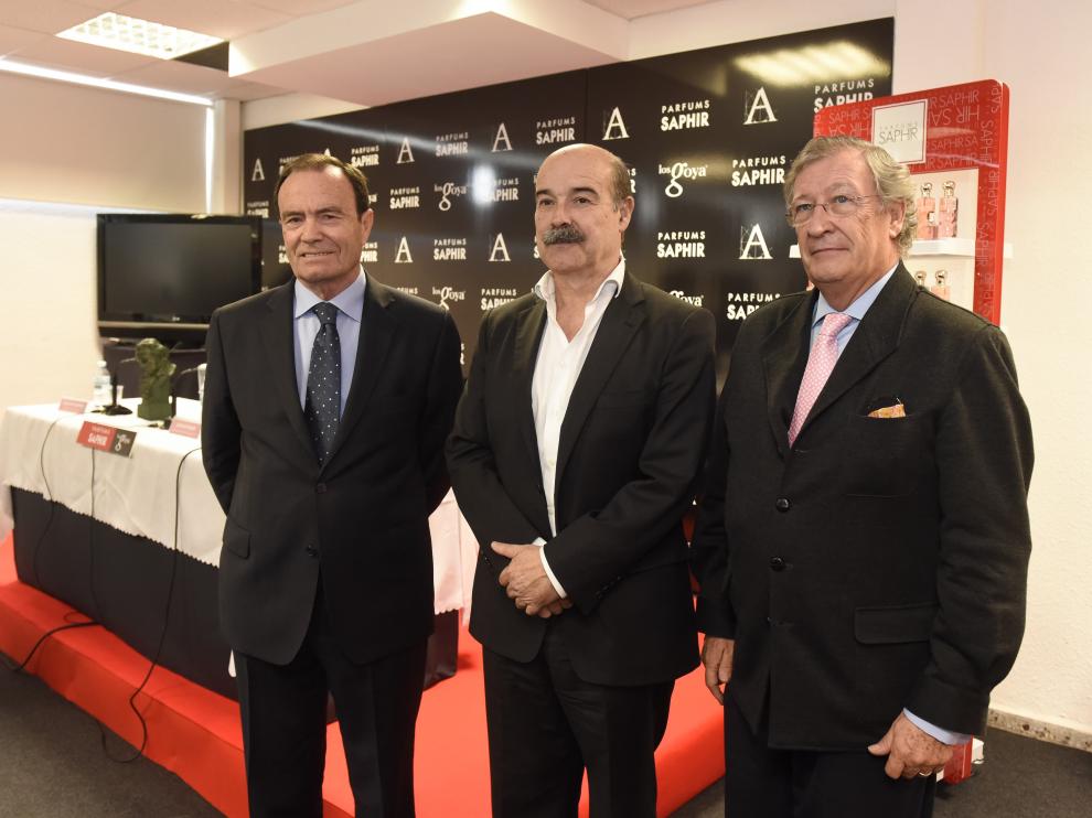 Resines junto al director general de la Academia, Porfirio Enríquez y el consejero de la empresa Saphir Parfums, Gregorio Martínez.