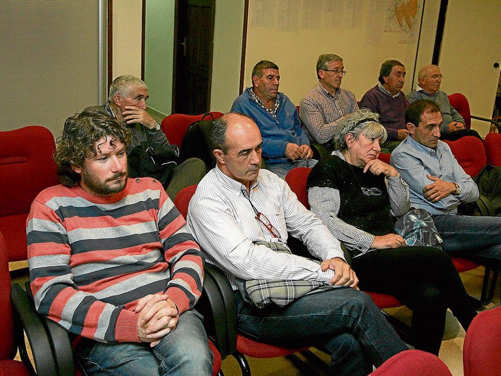 Los miembros de la comisión de afectados se reunieron anoche en el ayuntamiento.