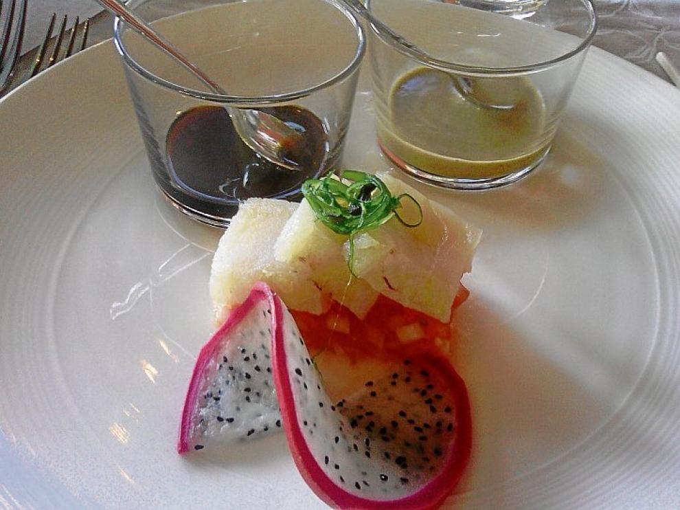 Sashimi de bacalao marinado en cama de cebolla de Fuentes.