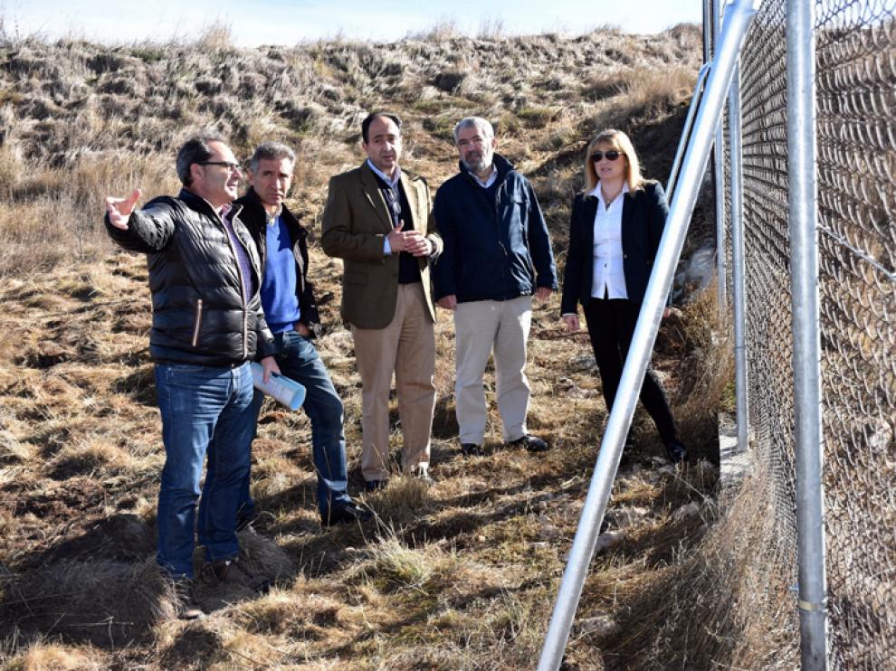 El delegado territorial de la Junta en Soria, Manuel López, ha visitado este viernes el yacimiento de Numancia.