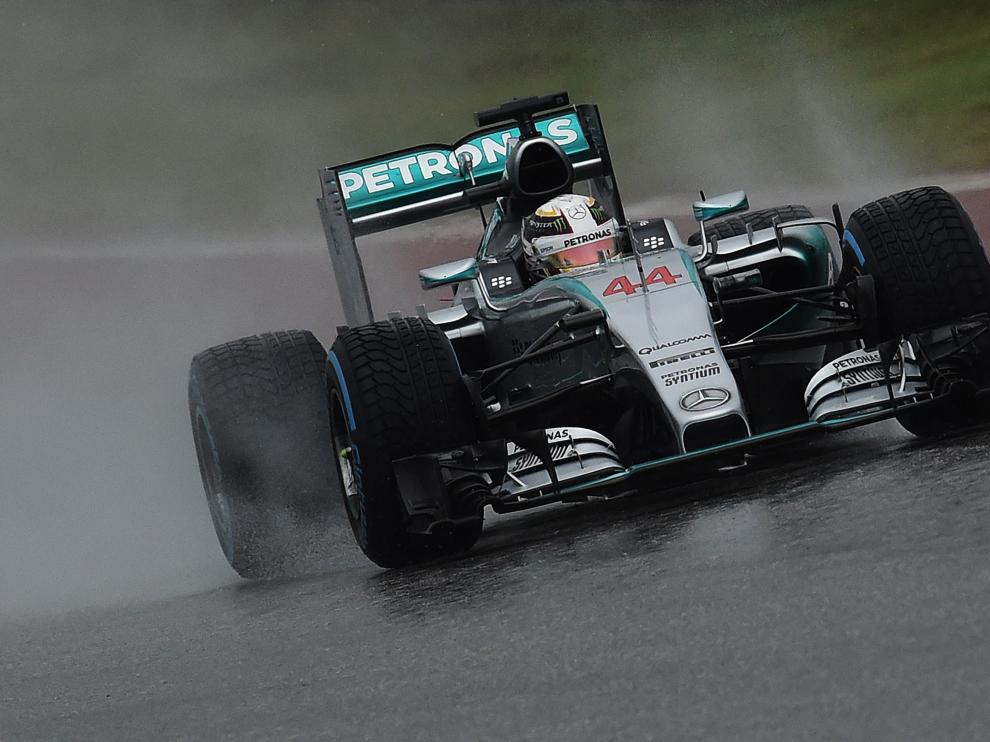 Hamilton anima el diluvio que suspendió una calificación aplazada al domingo