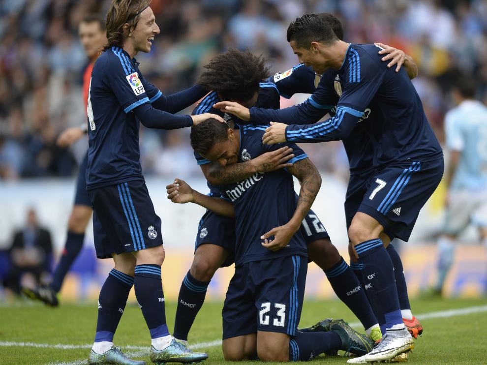 Los jugadores del Real Madrid celebran el gol de Danilo