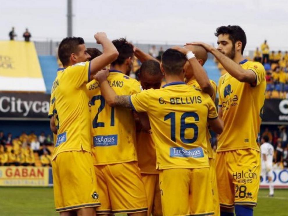 Los jugadores del Alcorcón celebran uno de sus seis goles