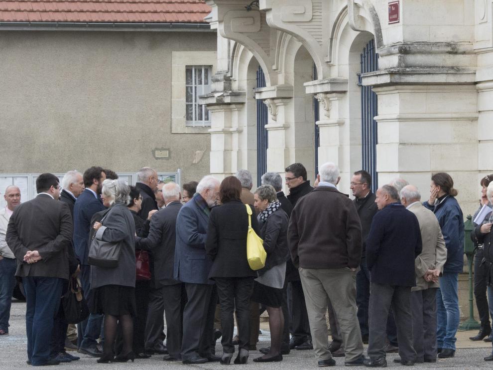 Familiares de las víctimas, frente al Ayuntamiento de Puisseguin.