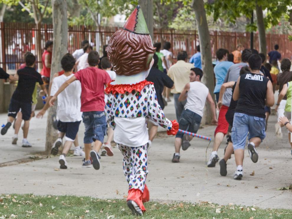 Cabezudos en las fiestas de La Almozara.