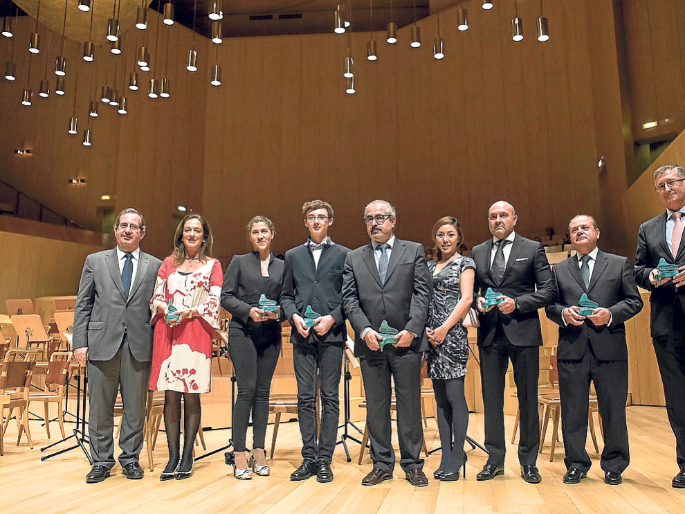 Javier Martí, Cristina Sobrino, María José Moreno, Noel Redolar, José Andrés Nalda, Jolene Lim, Pedro Porlán, Félix Longás y Manuel Blasco, con los premios.