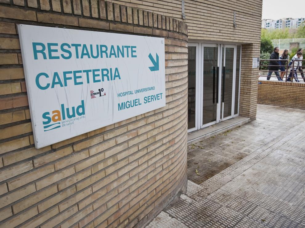 Acceso a la cafetería del hospital Miguel Servet.