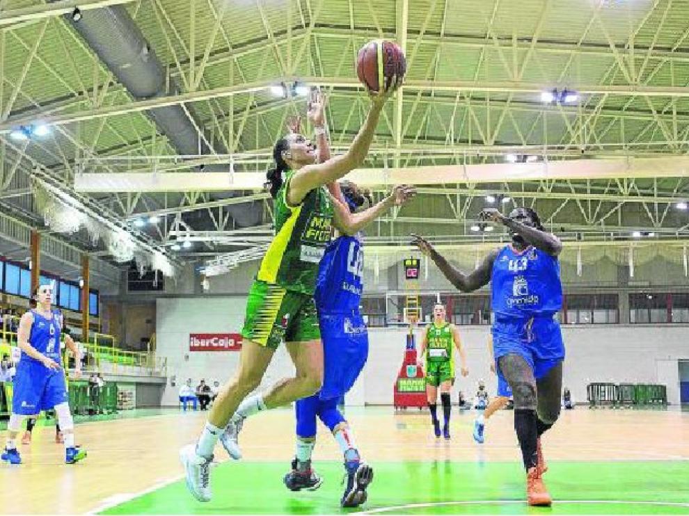 Jaklin Zlatanova, del Mann Filter, intenta anotar en el partido ante el Perfumerías Avenida