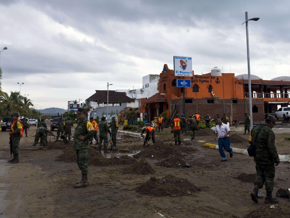 Soldados mexicanos levantan la tierra de las calles en Manzanillo.