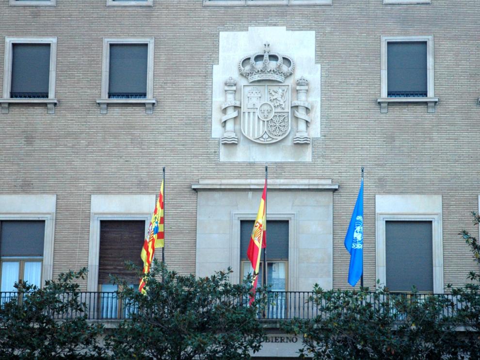 La bandera de Naciones Unidas ondea en la fachada de la Delegación del Gobierno en Aragón.