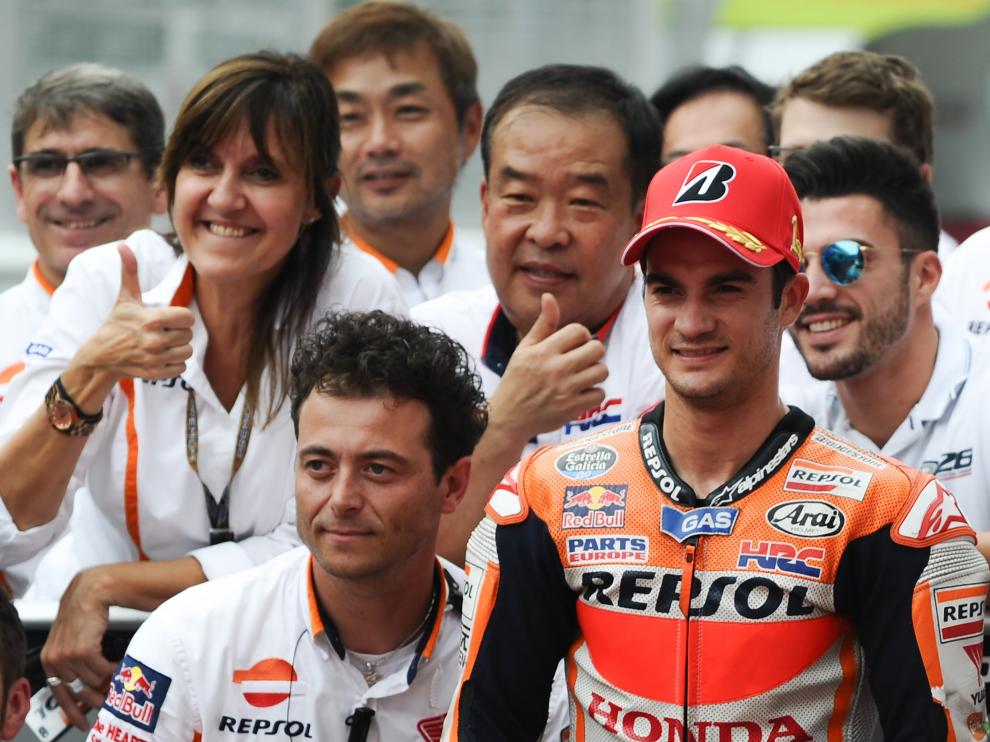 Pedrosa, celebra el primer puesto en la clasificación con su equipo.