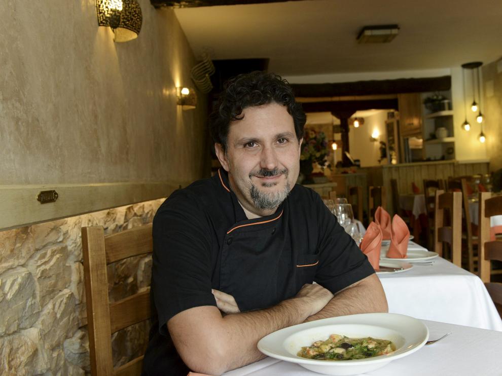 Carlos Narro, chef del restaurante Rincón del Chorro, de Albarracín, con el plato de borrajas con setas de cardo y gambas.