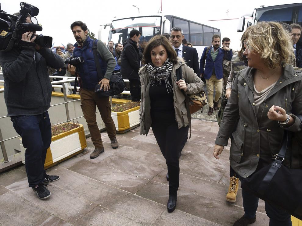 La vicepresidenta Soraya Sáenz de Santamaría sale del hotel en el que ha esperado a que se resolviera la avería en Corlu (Turquía).
