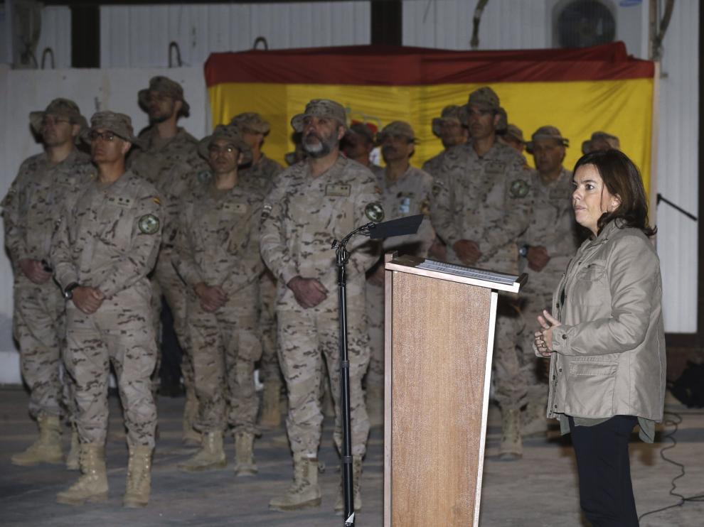 La vicepresidenta del Gobierno español, Soraya Sáenz de Santamaría (d), durante el acto de despedida de las tropas españolas destinadas en la base de Herat.