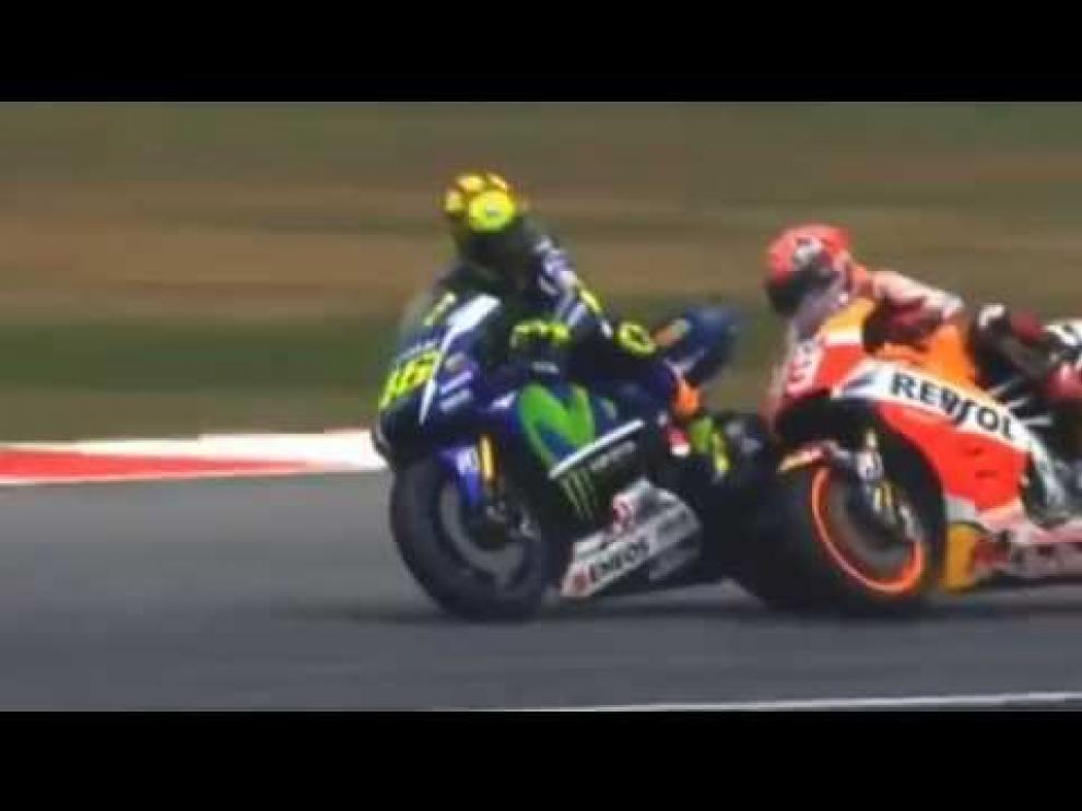 Rossi tira a Márquez y saldrá último en la última carrera