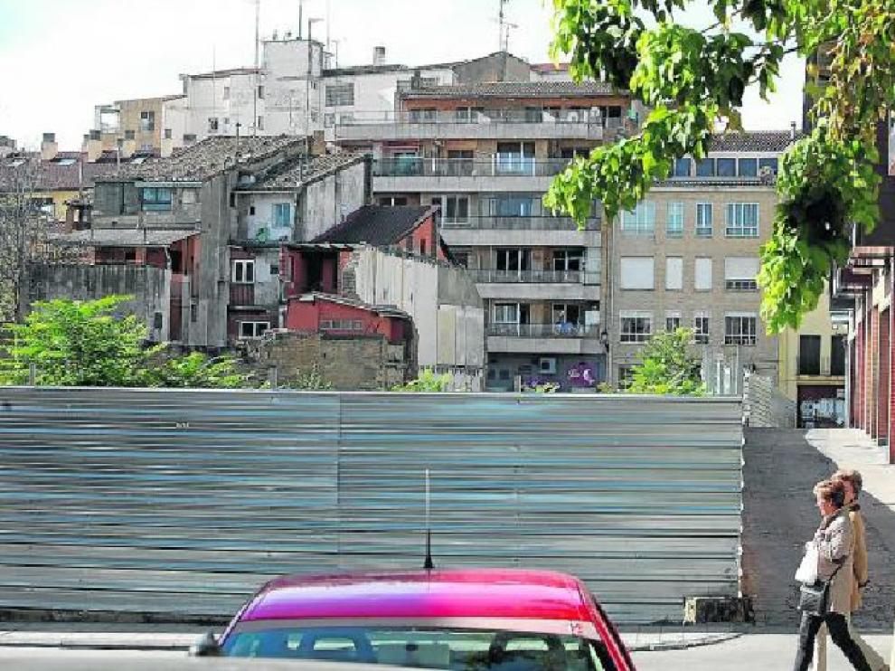 El solar de la Merced, protegido con una valla, está entre las calles de San Lorenzo y Padre Huesca.